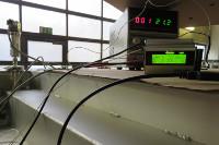 The universal MSR255 data logger in use on the vacuum chamber that has been pumped down to a pressure of 3.1 mbar absolute (on the far left): Here it monitors pressure and temperature. The laboratory power supply in the background powers the pressure sensor, which has been attached to the KF flange of the vacuum chamber, for a pressure of 0-1 bar absolute. The temperature sensor (white cable) is attached to the chamber wall. Picture source: Climeworks AG