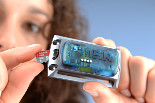 Schock- und Vibrations-Datenlogger MSR165 mit microSD-Karte. Die Speicherkarte kann im laufenden Betrieb ausgewechselt werden.