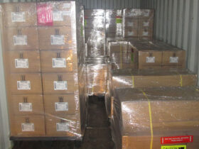 Die Verpackungseinheiten im Container: Oben befindet sich der markierte Karton mit dem Datenlogger.