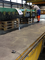 Ein Datenlogger am Rütteltisch: Hier wird der Beton in den Schalungen mittels Vibratoren, die unter dem Tisch montiert sind, verdichtet. Bildquelle: Creabeton Matériaux AG