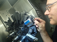 Vielseitiger Einsatz in der Industrie: Der Beschleunigungs-Datenlogger MSR165 misst Vibrationen an einer CNC-Drehmaschine.