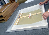 Test painting during packing in plastic sheeting. ice. Image source: Berner Fachhochschule/Hochschule der Künste Bern