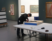 Situation at the museum during packing of the painting and installation of the measurement device. Image source: Berner Fachhochschule/Hochschule der Künste Bern