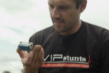Stuntman Matthias Schendel bereitet den MSR165 Datenlogger für die Beschleunigungsmessung mit dem Dummy vor. Quelle: infofocus multimedia, tv- und mediaproduktion