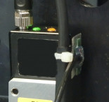 Bild 4: MSR165 Datenlogger (Mitte), montiert für eine Vergleichsmessung an der alten Maschine, bei denen keine Probleme bekannt waren. Bildquelle: Müller Martini Druckverarbeitungs-Systeme 
