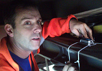 Um die Fahrstabilität der Schienenfahrzeuge nachzuweisen, werden Testfahrten durchgeführt und dabei die Beschleunigung in Querrichtung des Fahrwerkrahmens erfasst. Dazu befestigt Dipl.-Ing. Karl Tillmetz ein Mini-Datenlogger von MSR Electronics am Fahrwerkrahmen. Bildquelle: Stadler Bussnang AG