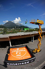 Mit MSR165 Datenloggern lassen sich die G-Kräfte messen, welche bei der Landung ins Sprungkissen auf den Springenden einwirken. Bildquelle: R. Steinlechner