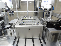 Bild 1: Modul-Aufnahme mit zwei Roboter-Armen. Bildquelle: u-blox