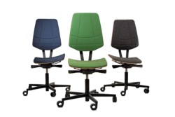 Bürostühle von rotavis: Die neue Technologie des dynamischen Sitzens aktiviert die Rumpfmuskulatur und reduziert dabei Rücken-Verspannungen. Bildquelle: rotavis AG