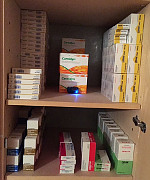 Arzneimittel und Medikamente sicher lagern mit Funk-Datenlogger MSR145WD Beispiel für die Lagerung von Muster-Arzneimitteln: In der Mitte der kleine Datenlogger MSR145WD, der Temperatur und Luftfeuchte präzise überwacht, die Werte aufzeichnet und drahtlos abrufbar bereithält. Bildquelle: sigma-tau Pharma AG