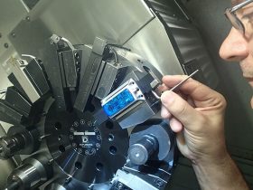 Datenlogger misst Vibration an CNC Drehmaschine