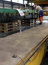 A data logger on the vibrating table: Here the concrete is compacted in the formwork by means of vibrators that have been mounted underneath the table. Source: Creabeton Matériaux AG